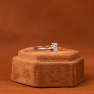 Anillo de Compromiso Moderno para Mujer con Diamante Cultivado en Laboratorio de 4.5 CT, Corte Esmeralda y Ascher, Oro Blanco Sólido de 14KT, Certificado IGI - Product Image 6