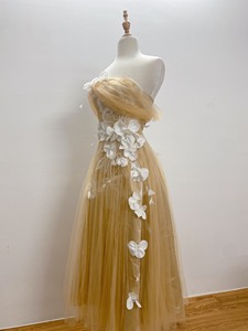 Vestido de noche de tul desnudo etéreo con apliques de orquídeas blancas en 3D y delicado vestido de novia con hombros descubiertos y bordado de encaje - Product Image 3