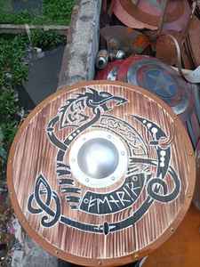 Guerrero vikingo medieval Escudo vikingo de metal Escudo redondo vikingo Escudo templario de diseñador de madera marrón - Product Image 6