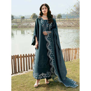 เสื้อเชิ้ตผ้าลอนปักลายเรียบง่าย IZEL-3PC พร้อมผ้าคลุมไหล่ปักลายตาข่าย Khaadi และกางเกงขายาวสำหรับงานแต่งงาน-BIC-4822 - Product Image 2