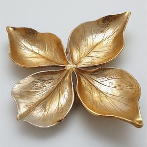 Servidor de frutas secas de aluminio decorativo con tres platos en forma de hoja en acabado dorado para interiores de comedor decorativos - Product Image 5