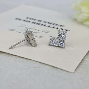 Pendientes de Diamantes Cultivados en Laboratorio de 1.80 Quilates, Claridad VS, Color EF, Corte Princesa en Forma de V - Product Image 2