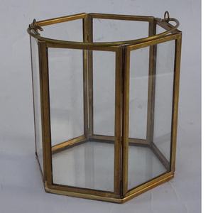 Linterna con acabado de latón pulido y espejo de calidad moderna, votiva hexagonal con parte superior plana, decoración navideña de latón para el hogar, portavelas - Product Image 1