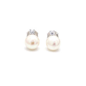 ต่างหูเพชรเม็ดเดี่ยวสีเงินแบบคลาสสิกมุกแท้ - Product Image 1