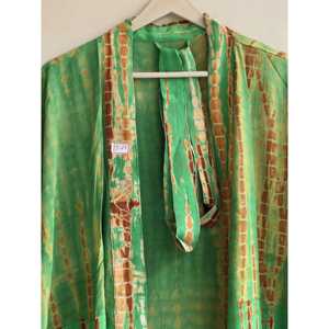 Kimono de Seda Crepe Sari con Estampado Tie Dye para Damas de Honor y Vacaciones, Elegante Traje de Baño Tipo Bata - Product Image 3