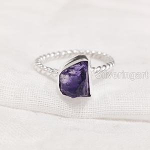 Anillo de plata de ley 925 con piedra natural de amatista en bruto para mujer, diseño de banda retorcida, ideal para San Valentín, piedra de nacimiento de febrero - Product Image 1