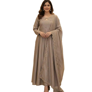 Conjunto de Kurti y Pantalón de Seda Pura Estilo Anarkali con Bordado Elaborado y Diseño Elegante del Sur de Asia, con Dupatta - Product Image 1
