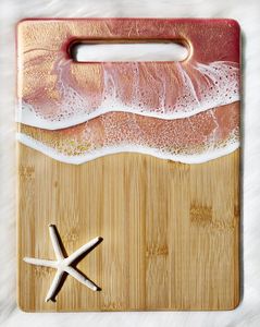 Magnifique planche à découper en résine et en bois faite à la main, durable, fonctionnelle et élégante pour les maisons modernes, les cuisines et les intérieurs rustiques - Product Image 1