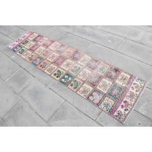 Alfombra Vintage Estilo Runner de 1.7x7 pies (53x213 cm), Alfombra Turca con Diseño de Cuadros Rosados - Product Image 2