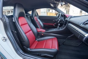 Porsche 2017 .7.1.8. Cayman Auto Deportivo Ligero de Cinco Plazas con Suspensión Deportiva, Cámara Trasera R19 - Product Image 3