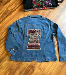 Chaqueta vaquera personalizada para mujer Y218619, chaqueta vaquera clásica informal elástica de manga larga con cuello vuelto para mujer, chaqueta vaquera de otoño con bolsillo - Product Image 4