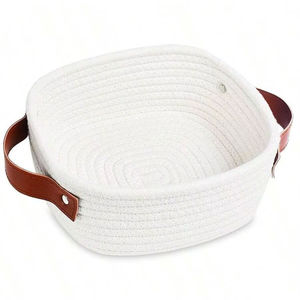 Panier en corde macramé décoratif pour le rangement dans le salon, en utilisant de la corde en coton écologique et une décoration intérieure moderne - Product Image 1