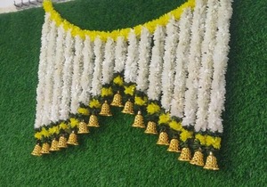 Tissu jasmin avec feuilles vertes et cloche Toran pour décoration d'entrée décoratif élégant Bandarwar pour la décoration du sud de l'Inde - Product Image 3