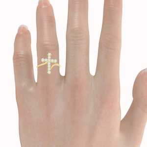 Anillo Religioso de Oro Amarillo de 14K con Cruz Trenzada y Diamantes de 0.33ct - Product Image 1