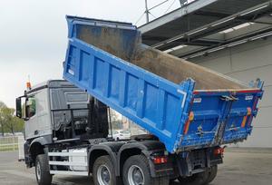 Camión Volquete Mercedes Arocs 2017, Euro 6, Tracción 6x4, 351-450HP, Diésel, con Capacidad de Carga de 41-50t - Product Image 2