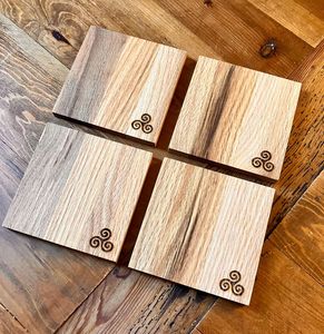 Sous-verres en bois faits à la main pour tasses chaudes, verres froids et protection de table à long terme - Product Image 1