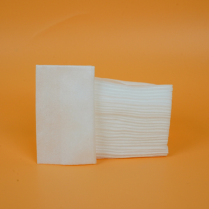 Rouleaux de tissu non tissé Spunlace écologiques de haute qualité serviettes froides antibactériennes respirantes imperméables croix directe d'usine - Product Image 6