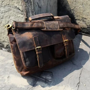 Grand sac de sport en cuir de buffle unisexe fait à la main design vintage personnalisé à la mode pour le sport de bureau couleurs bonbon - Product Image 1