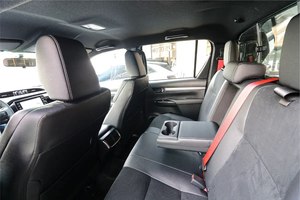 NUOVO 2025 Hilux GR-Sport Bianco, Motore a 4 Cilindri (299 CV), 4x4, 2 Assi, Alimentazione a Benzina, Trazione Integrale, Trasmissione Automatica, Guida a Sinistra - Product Image 4