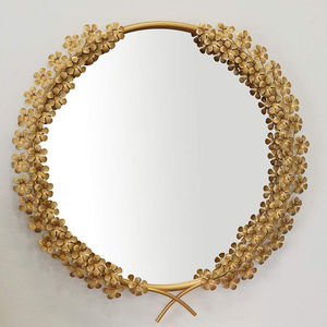 Miroir mural filaire à lignes croisées en fer artisanal, finition dorée, design géométrique unique pour la décoration murale de la maison, en vente - Product Image 3