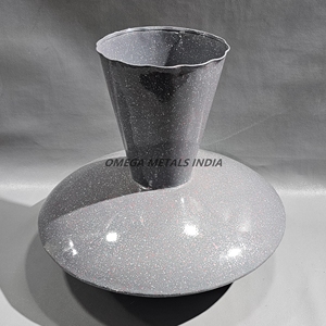 Vase ovale en métal rose tendre au design élégant avec des motifs floraux complexes pour un style luxueux à la maison et des affichages décoratifs - Product Image 5