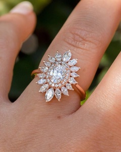 Anillo de compromiso de lujo con halo floral de diamantes cultivados en laboratorio de 3.0 quilates, oro macizo de 14K, corte marquesa y diseño de rayos de sol. - Product Image 5