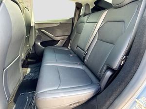 Un excellent modèle d'occasion Tesla Model Y Long Range AWD 2026 avec moteur électrique et boîte à double embrayage à 1 vitesse - Product Image 3