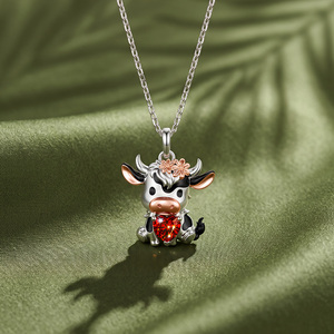 Collier personnalisé Jeulia Hug Me Elsie la vache avec pierre de naissance en forme de cœur - Chaîne à maillons plaquée or tendance avec accents de diamants et de perles - Product Image 4