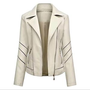 C'est une robe noire pour femme avec des rayures blanches. - Product Image 2