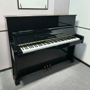 Piano droit Yamaha U1E, importé du Japon, artisanat supérieur, haute qualité, finition noire, performances fluides, 88 touches - Product Image 1