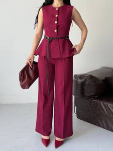 Ensemble tailleur élégant bordeaux pour femme avec haut à volants boutonné et pantalon large – Collection automne - Product Image 5