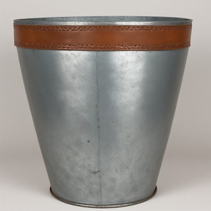 Maceta Vintage de Cuero Galvanizado con Asas de Cuero Cosido Artesanal Hecho a Mano Diseñado para Interiores Decorativos de Temporada - Product Image 6