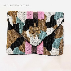 Pochette vintage à fermoir enveloppe, ornée de perles, travail de perlage complexe, tissu en toile, fabrication artisanale, luxe, broderie à la main - Product Image 3