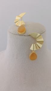 Verdant Eclipse Ensemble de boucles d'oreilles uniques en laiton doré mat radiant faites pour un look de mode brillant - Product Image 2