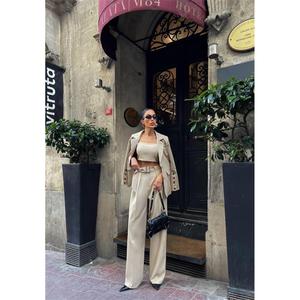 Conjunto de Chaqueta y Pantalones Beige con Detalle de 4 Botones en las Mangas, Tela Satinada y Decoración Elegante - Product Image 3