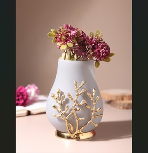 Vase métallique design moderne Pièce décorative unique pour le sol de la table ou les intérieurs d'étagères - Product Image 3