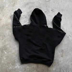 Sweat-shirt à capuche zippé noir pour homme, coupe oversize, style punk, détails cloutés, en coton French Terry, idéal pour l'automne - Product Image 2