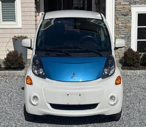 2012 I-M l E V AWD Sedán con Batería de Litio, Neumáticos R18, Doble Tracción y Asientos de Cuero - Product Image 1