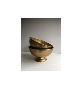 Bol en laiton vintage artisanal avec détails floraux gravés et finition polie, idéal pour les centres de table ou la décoration intérieure - Product Image 4