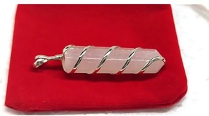 Belle Rose Quartz Point fil enveloppé balle et crayon pendentif pierre précieuse approvisionnement en gros - Product Image 3