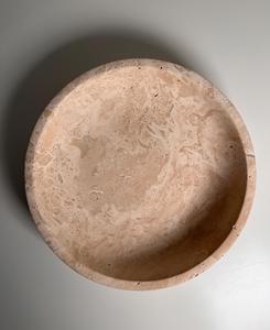 Cuenco decorativo de piedra travertino de lujo con textura porosa natural, estilo minimalista moderno y calidad artesanal duradera. - Product Image 6