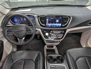 Interior Elegante, Conducción Suave, Chrysler Pacifica Touring L AWD 2024, Minivan - Product Image 6