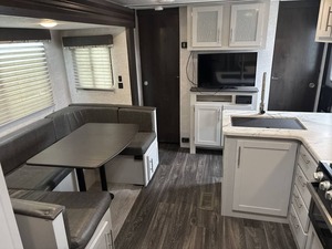 Autocaravana Keystone RV B-u-l-l-e-t 243BHS usada del 2021, lista para vender. - Product Image 5