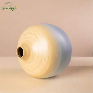 Vase de table en bambou enroulé Art Déco avec finition dégradée bicolore, décoration écologique et durable - Product Image 3