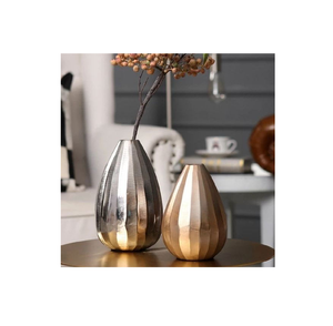 Vase à fleurs décoratif en aluminium finition or haut de gamme pour la décoration intérieure de la maison, de l'hôtel et du salon - Product Image 3