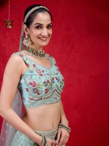 ชุดเลเฮนกาโชลีงานแต่งงานแบบกึ่งสำเร็จรูป คอวี แขนกุด ผ้าจอร์เจตต์สีเขียวอ่อนธรรมชาติ พร้อมผ้าคลุมไหล่ ระบายอากาศได้ดี จากเทรนด์มอลส์ - Product Image 6