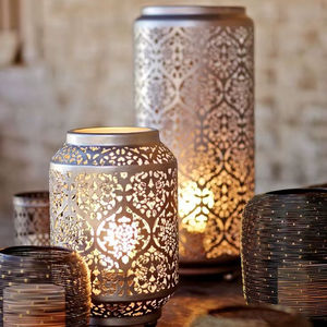 Lanterne décorative florale en métal de qualité supérieure, parfaite pour les dîners de famille somptueux du Ramadan et les célébrations culturelles festives - Product Image 1