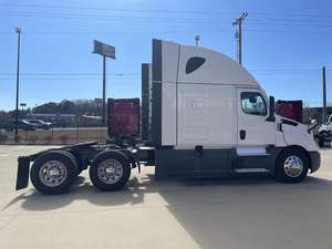 Camion Freightliner Cascadia Conventional Sleeper d'occasion 2024, moteur diesel 10 cylindres, caméra arrière 360°, écran tactile, 41-50t - Product Image 6