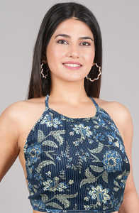 Blusa floral azul de algodón kantha con estampado a mano, talla única, suave y cómoda, sin mangas, espalda descubierta, con cuello redondo. - Product Image 4