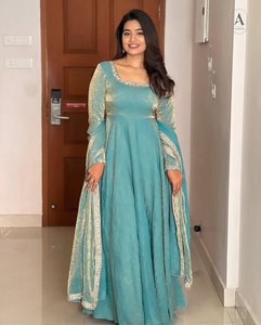 Collection de robes de créateurs très demandée, en soie lourde avec broderies et sequins, pour femmes, pour les occasions spéciales. - Product Image 2